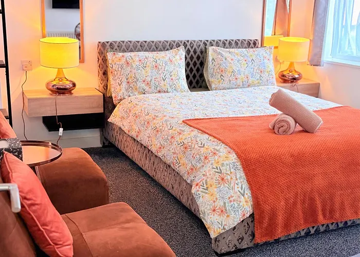 Luton Lodge - Newly Refurbished, Ideal For Short Stay , 5 Mints To Luton Airport , Train Station, Town Centre , Free Off Street Parking